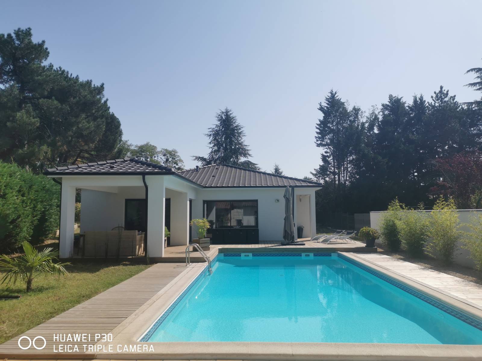 Maison contemporaine sur la commune de ST MEDARD D'EYRANS secteur LA BREDE