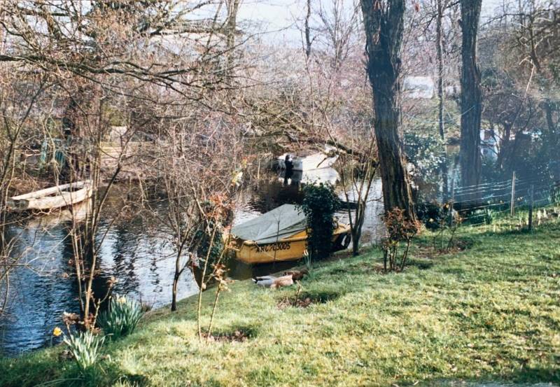 Terrain avec ponton sur canal